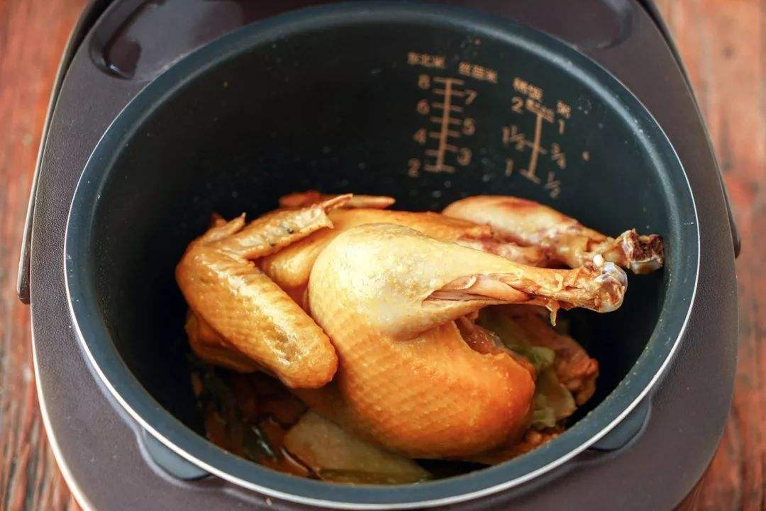 不会做饭的人只要用电饭煲就能做出美味的焗鸡