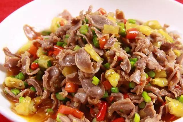 酸辣鸡杂：酸辣开胃，吃一口就上瘾！