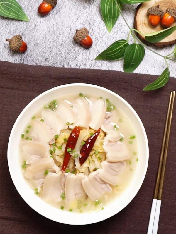 家常酸菜白肉的做法：汤浓肉烂、菜酸入味，令你沉醉其中
